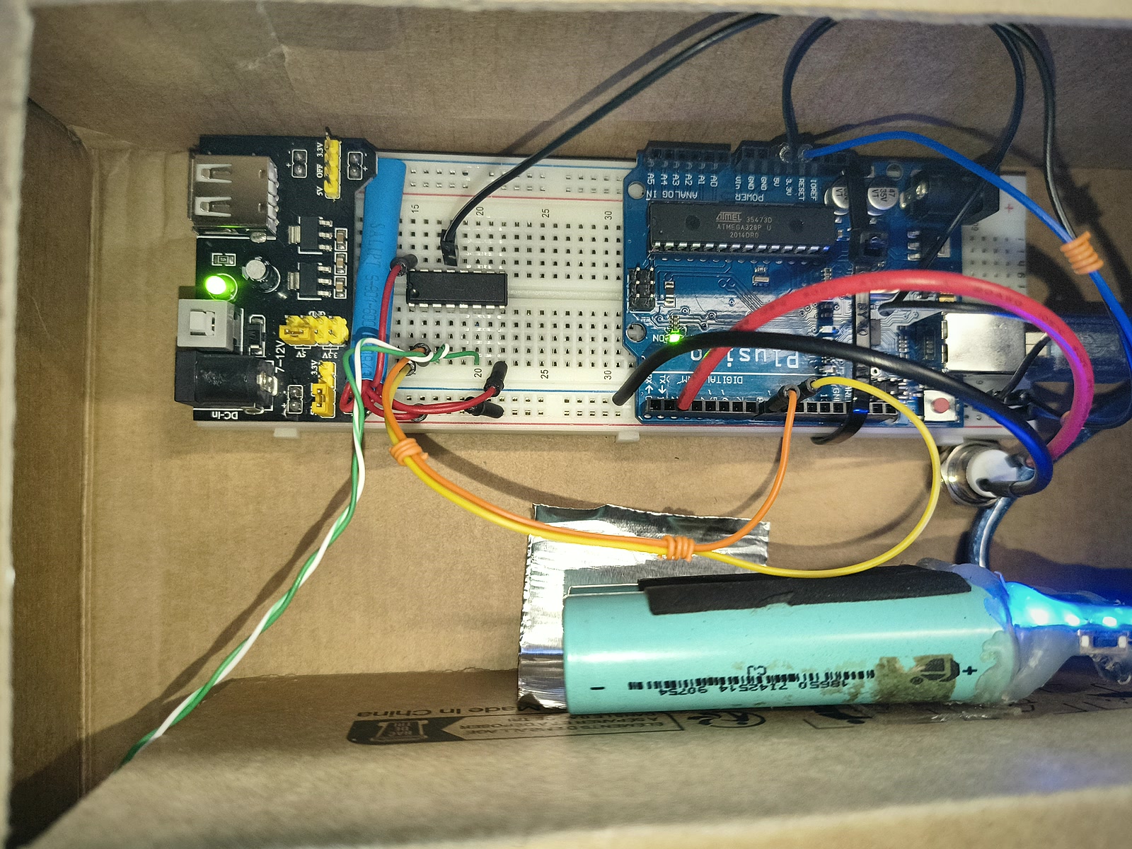 Arduino Uno, breadboard, alimentare și conexiuni