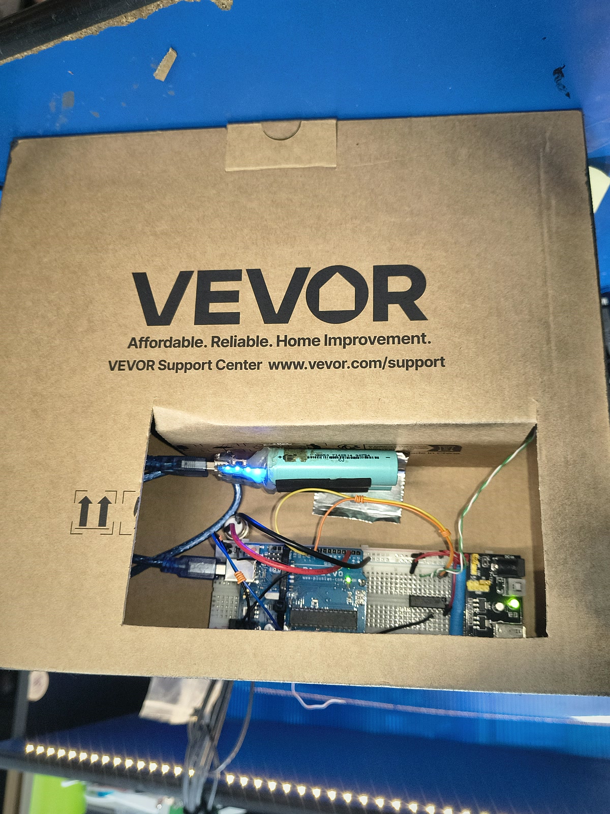 Carcasa lansatorului cu sistemul Arduino vizibil